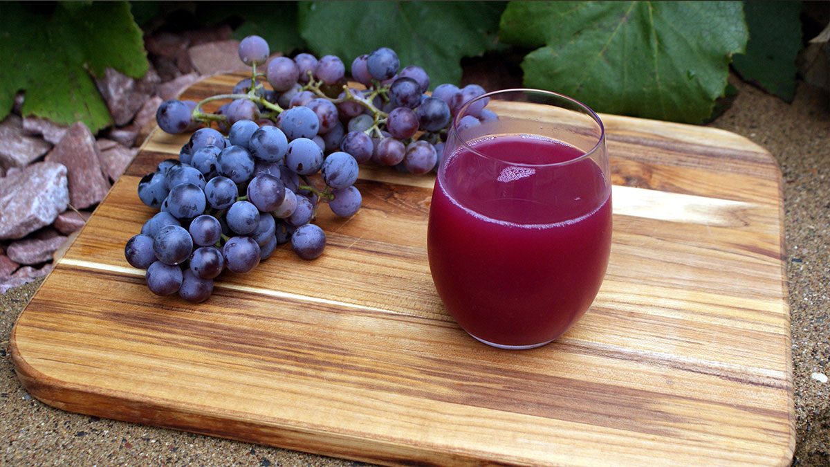 Suco de uva ajuda a tratar as varizes.