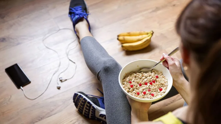 O que comer antes ou depois do treino na academia, segundo nutricionistas