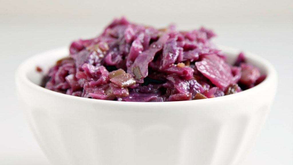 Pasta de repolho roxo com gengibre traz benefícios para a saúde.