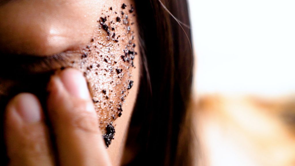 Máscara facial aproveita a borra do café para hidratar a pele do rosto, reaproveitando a borra e cuidando da sua aparência.