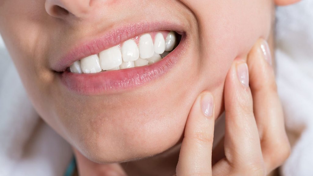 Evitar o ranger de dentes é possível para quem sofre da condição de bruxismo, e lista traz 12 alternativas fáceis para lidar com esse problema.