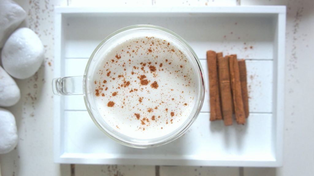 Leite com canela é uma ótima fonte de benefícios quando consumido antes de dormir.