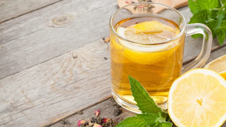 Chá da casca do limão controla ansiedade e reduz gordura no fígado