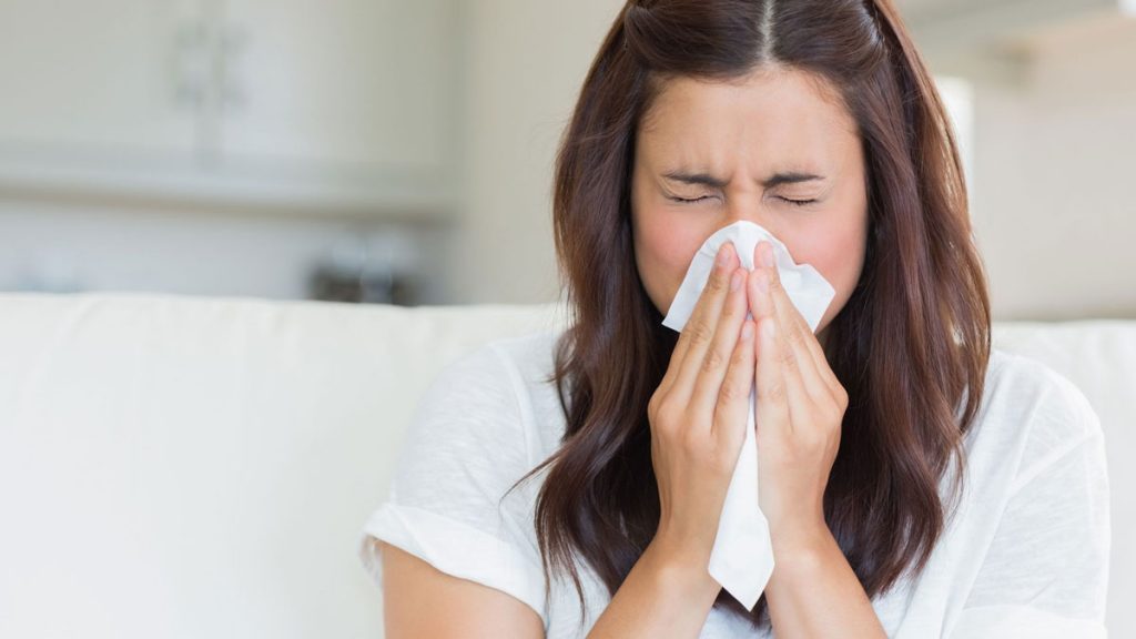 Usar lenço de papel para espirrar é uma das alternativas comuns para evitar disseminar o vírus do covid-19, mas lista traz 6 formas de proteger o organismo contra o coronavírus