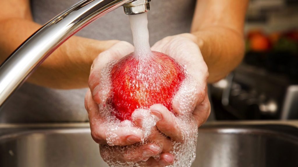 Lavar alimentos com água fria é uma das 5 formas de retirar agrotóxico das frutas e verduras.
