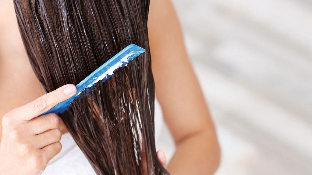 Óleo caseiro de cenoura permite aumentar o brilho e a maciez do seu cabelo, além de restaurar danos e acelerar o crescimento.