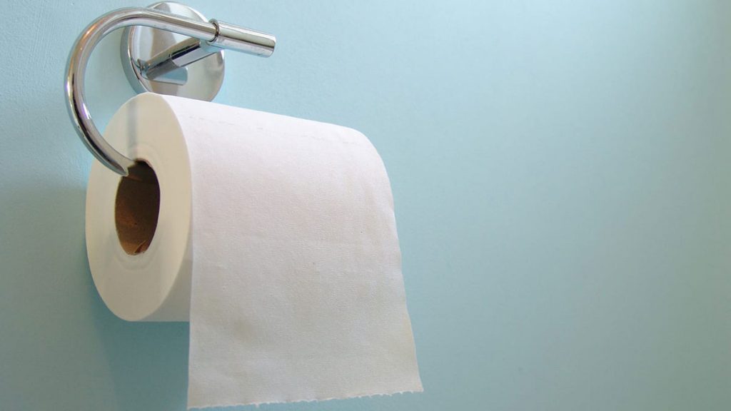Óleo de bebê faz banheiro perfumar por 24 horas com truques simples usando o rolo de papel higiênico, por exemplo.