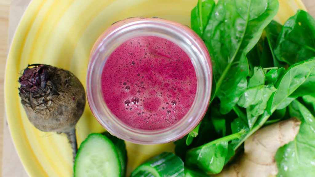 Beber um copo de suco de beterraba com pepino todos os dias vai melhorar e muito a sua saúde para a longevidade.