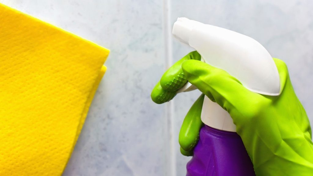 Alternativa permite que se faça um tira limo caseiro para limpar banheiro e cozinha com produto natural e que funciona.