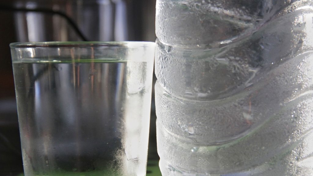 Truque ensina a manter a água fria na garrafa o dia inteiro sem precisar manter a bebida na geladeira.