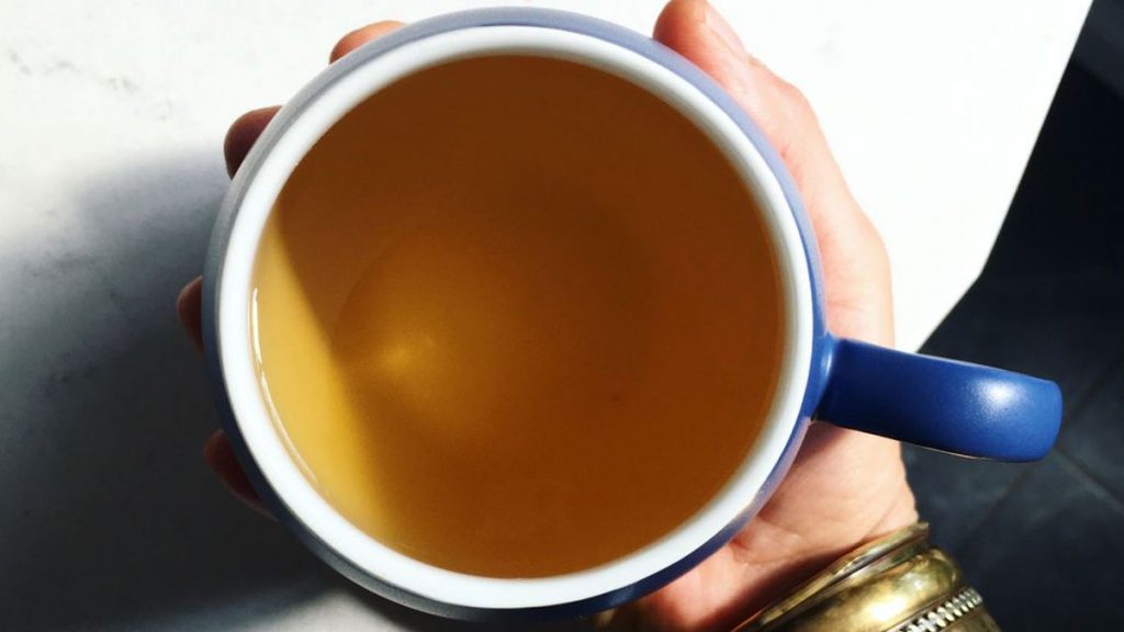 Chá de cominho e uísque é um remédio caseiro para garganta inflamada que tem fácil preparo e excelente poder de cura.