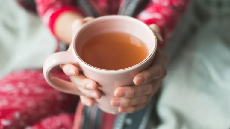 Chá potente elimina a tosse, gripe, espinhas, gases e cólicas menstruais
