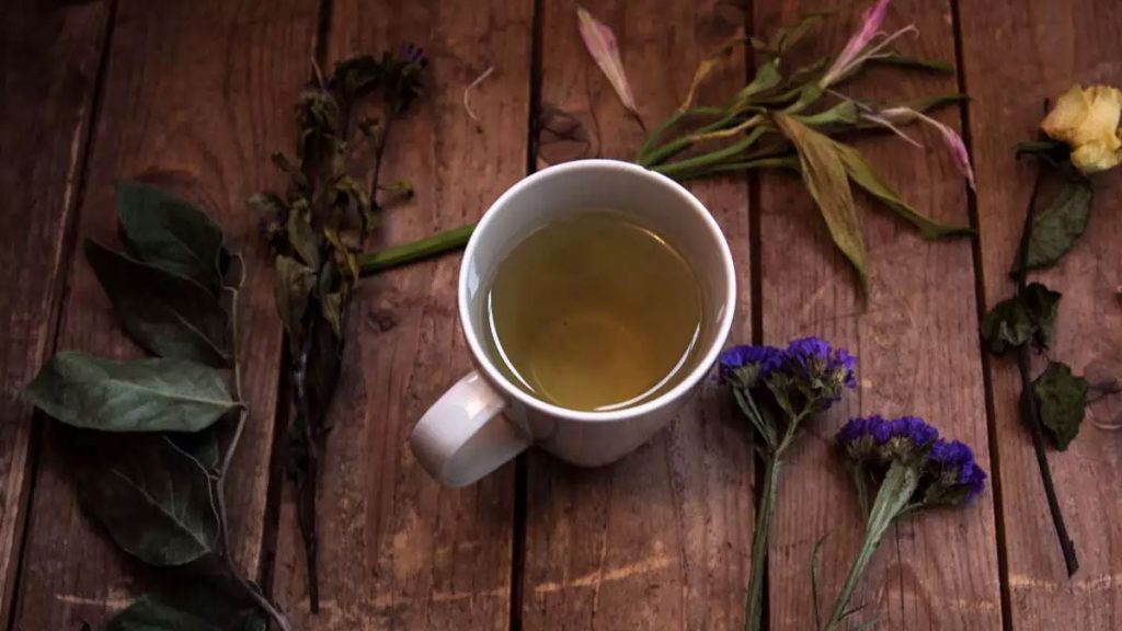 Chá potente elimina a tosse, gripe, espinhas, gases e cólicas menstruais através da estrela de anis, muito usada na medicina chinesa há anos.