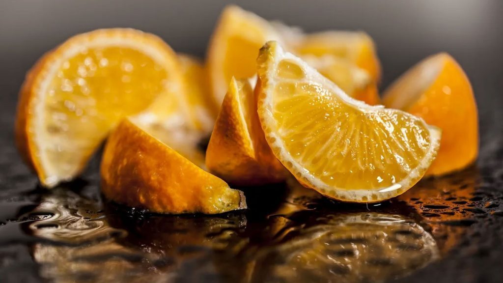 Suplemento de vitamina C caseiro, barato e muito eficaz pode ser preparado com laranja ou limão para fornecer muita força ao sistema imunológico de quem o consome.