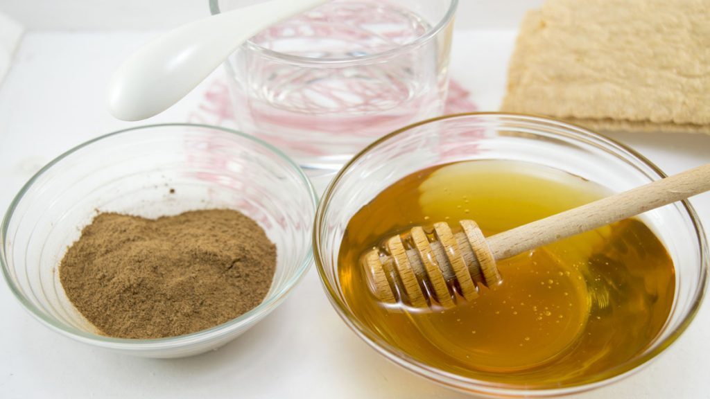 Mistura de mel e canela fortalece coração, aumenta a imunidade, protege contra queda de cabelo, acne e trata 20 doenças e condições comuns. 
