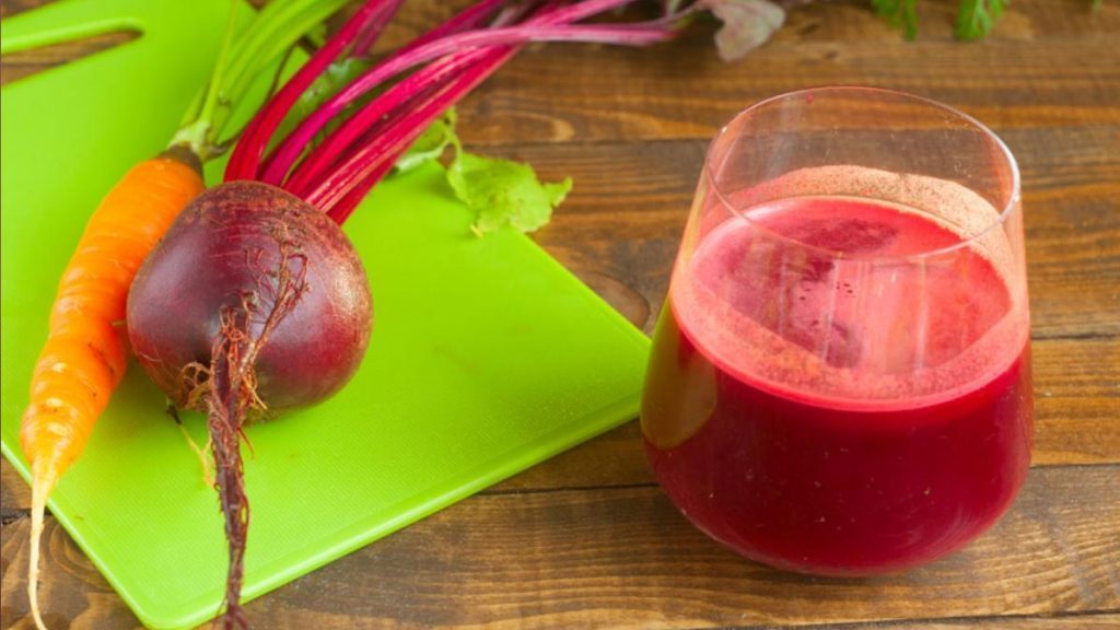 Suco de maçã com cenoura e beterraba traz vários benefícios para a saúde através de alimentos comuns que consumimos constantemente em nosso dia a dia.