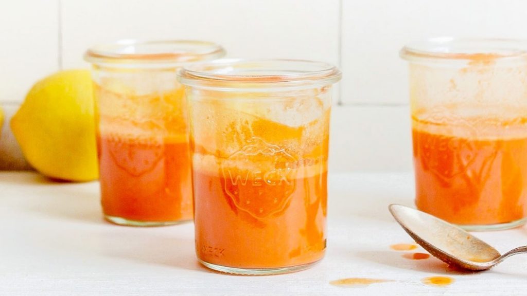 Xarope caseiro de cenoura com limão e mel ajuda a tratar gripe, resfriado, dor nas articulações, inflamações, estresse, ansiedade, fadiga e mais.