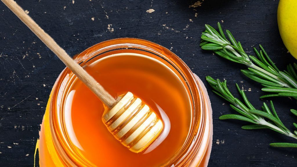 Xarope caseiro de mel e alecrim é uma poderosa arma para combater aquela tosse persistente, além de tratar gripes e sintomas relacionados.