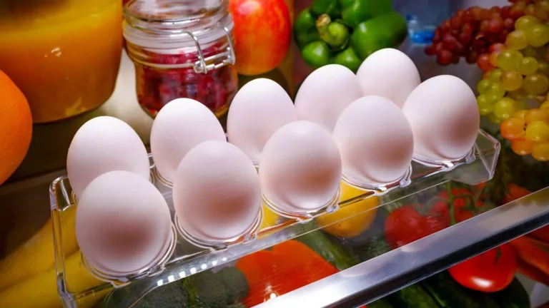 Quem conserva ovos na geladeira vai gostar de saber disto